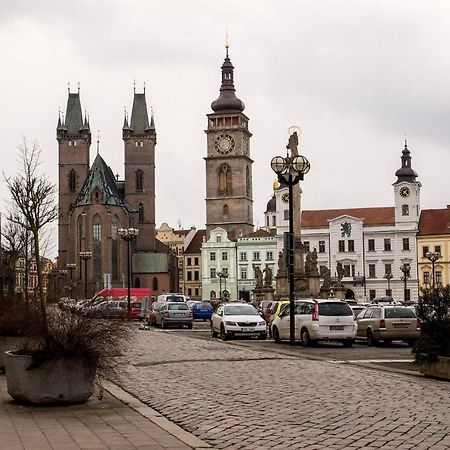 Apartman V Centru Na Velkem Namesti Hradec Králové Esterno foto