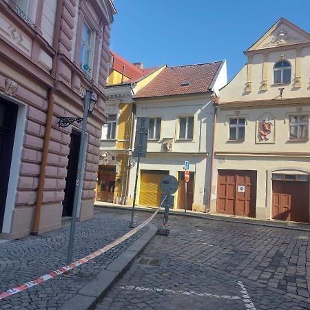 Apartman V Centru Na Velkem Namesti Hradec Králové Esterno foto