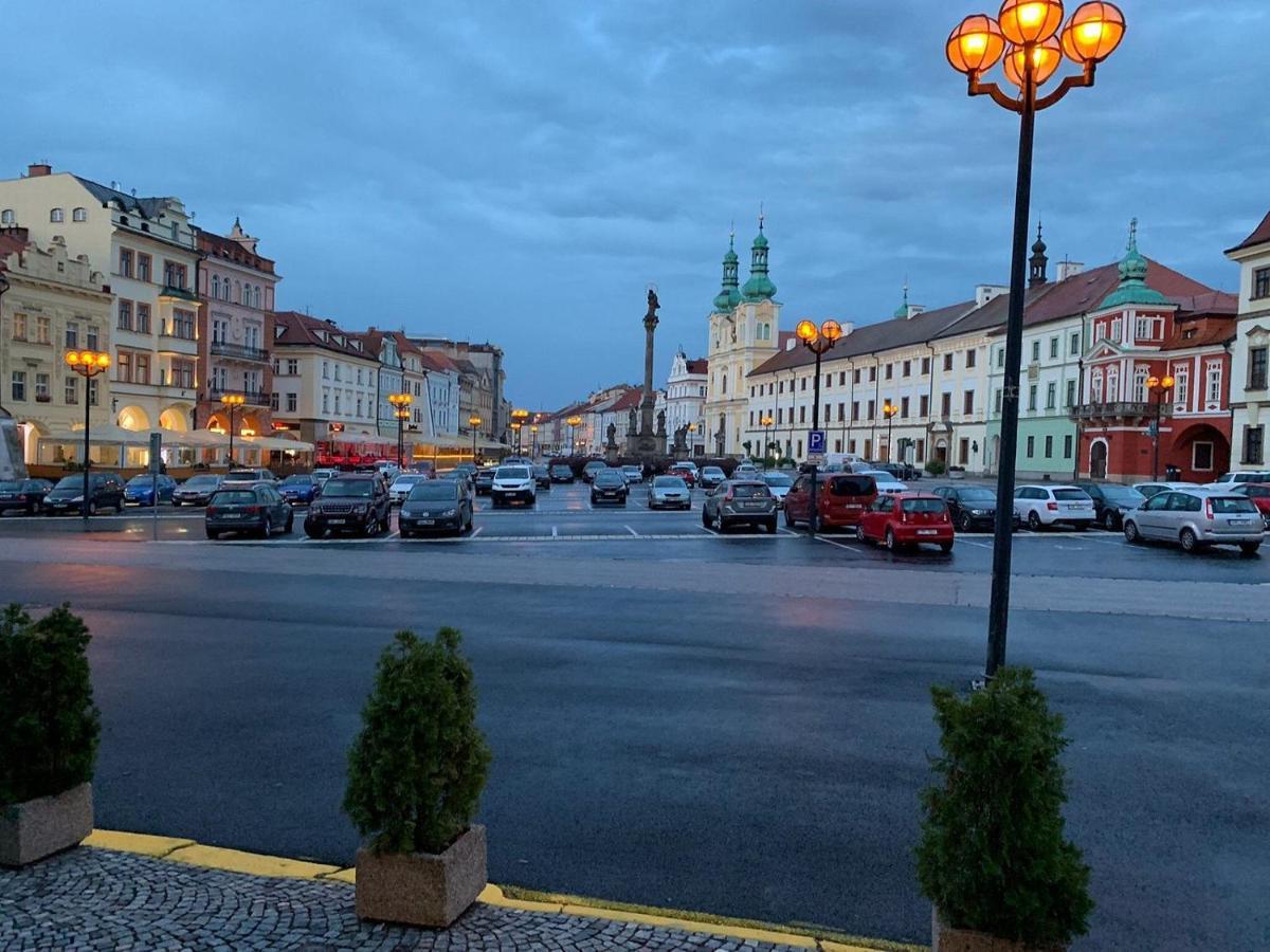 Apartman V Centru Na Velkem Namesti Hradec Králové Esterno foto