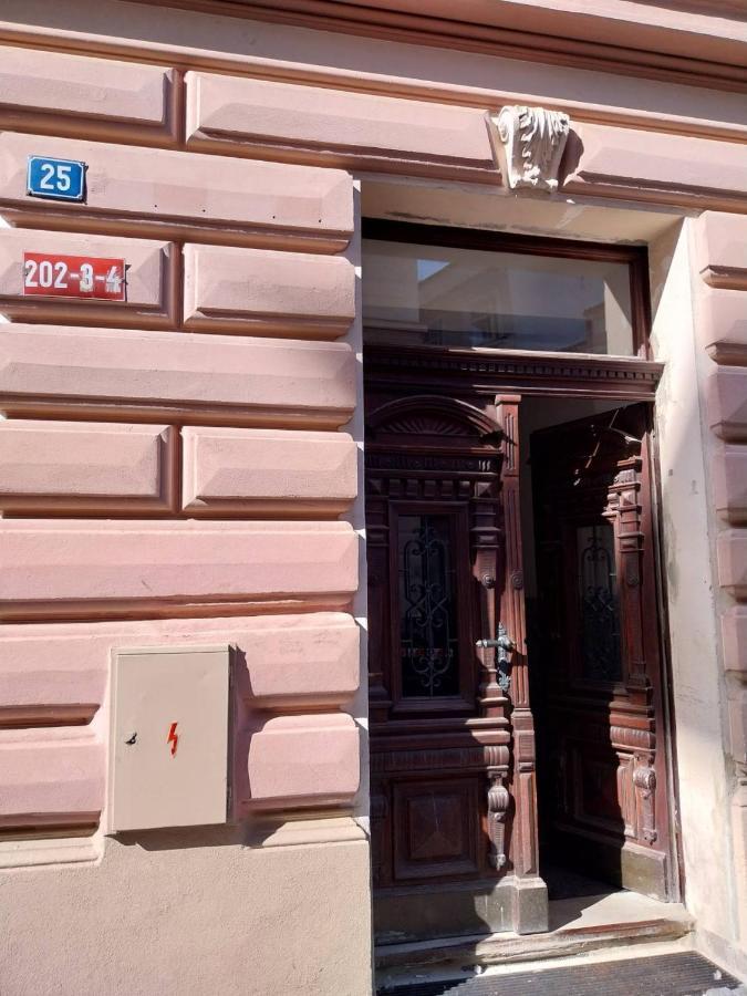 Apartman V Centru Na Velkem Namesti Hradec Králové Esterno foto