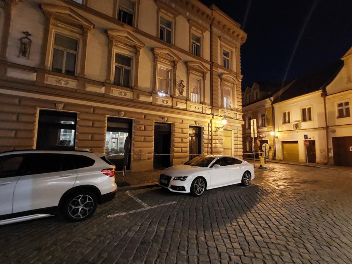 Apartman V Centru Na Velkem Namesti Hradec Králové Esterno foto