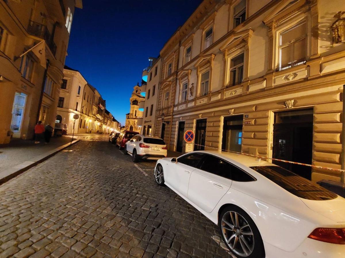 Apartman V Centru Na Velkem Namesti Hradec Králové Esterno foto