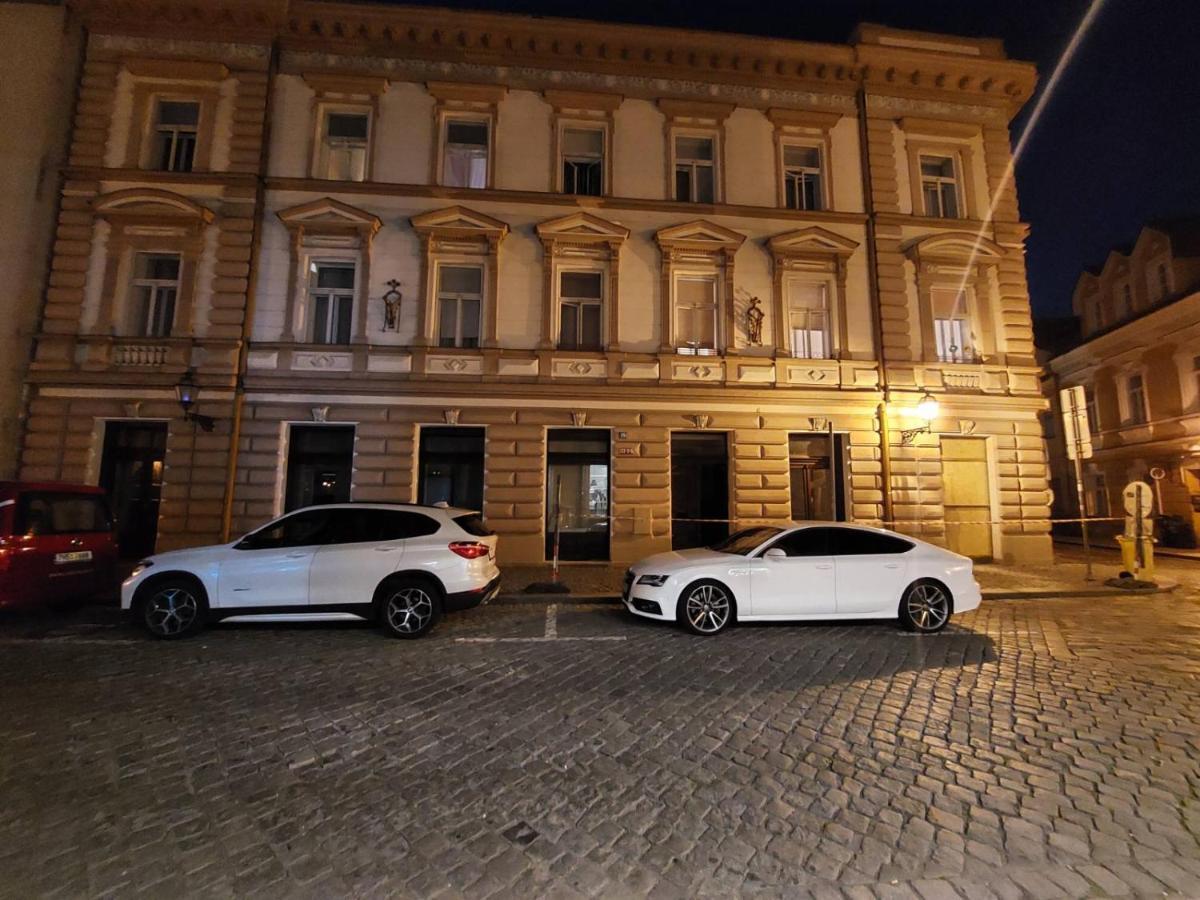 Apartman V Centru Na Velkem Namesti Hradec Králové Esterno foto