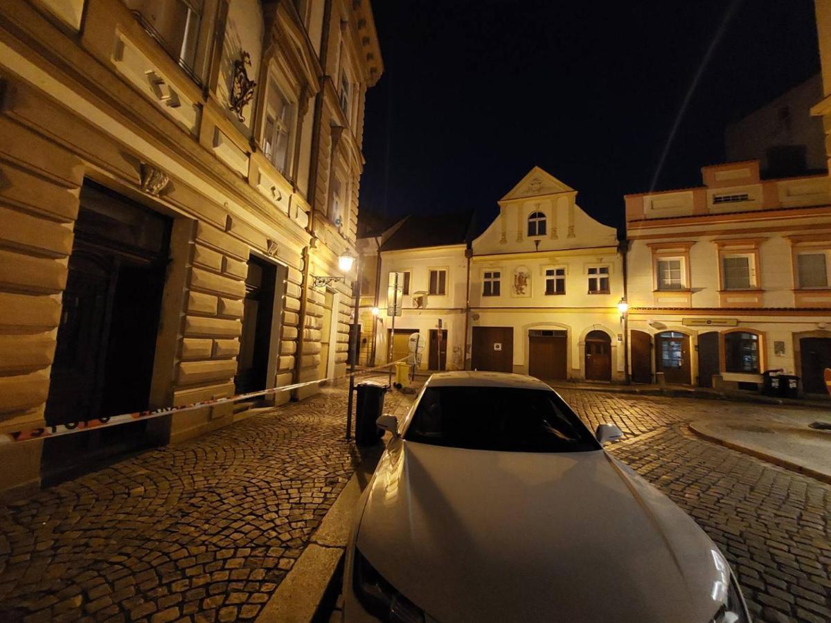 Apartman V Centru Na Velkem Namesti Hradec Králové Esterno foto