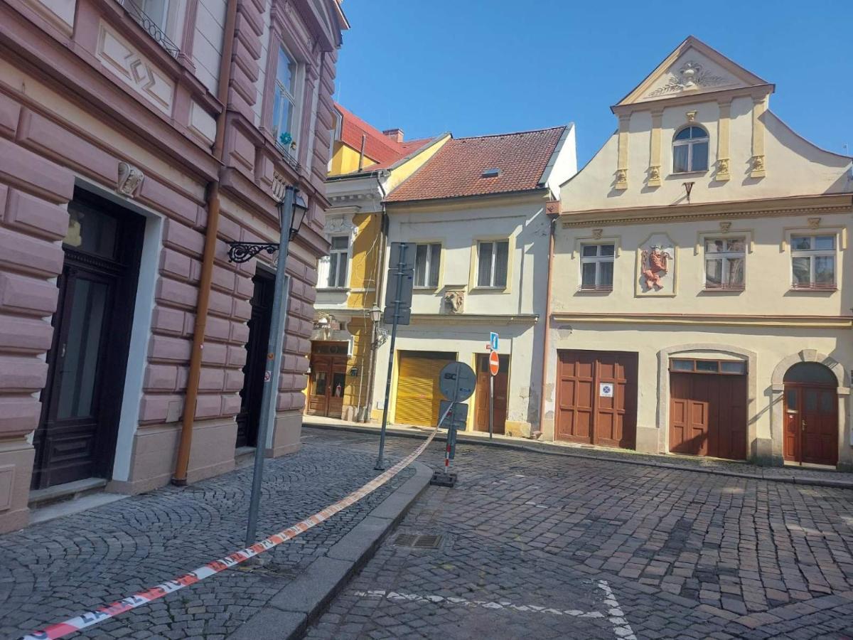 Apartman V Centru Na Velkem Namesti Hradec Králové Esterno foto