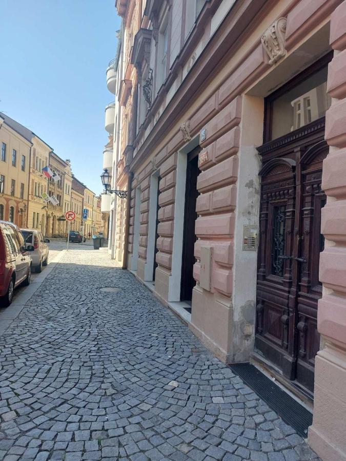 Apartman V Centru Na Velkem Namesti Hradec Králové Esterno foto